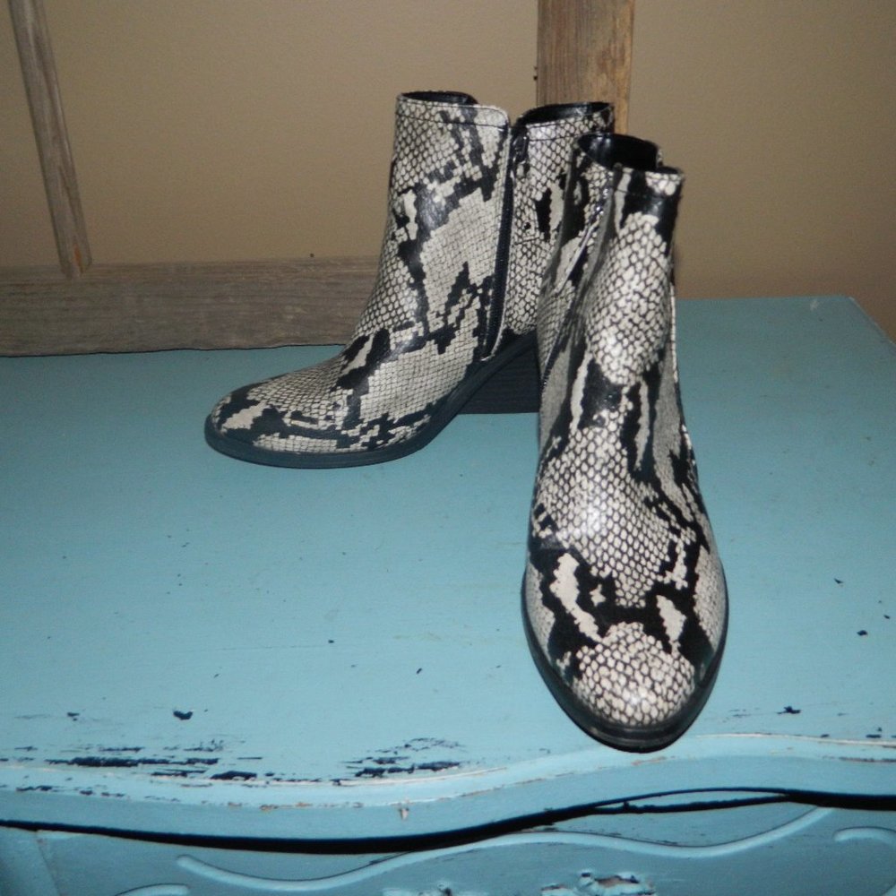 Dr. Scholl’s Morgan Snake Wedge Bootie Size 8M